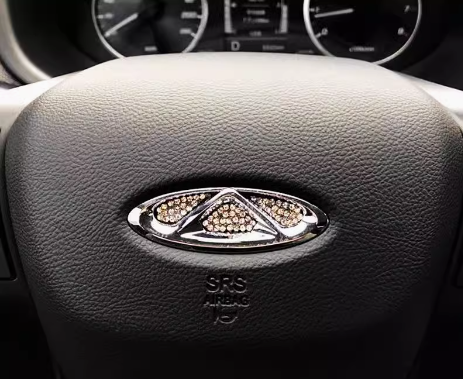 Kreatywne naklejki na kierownicę z diamentami