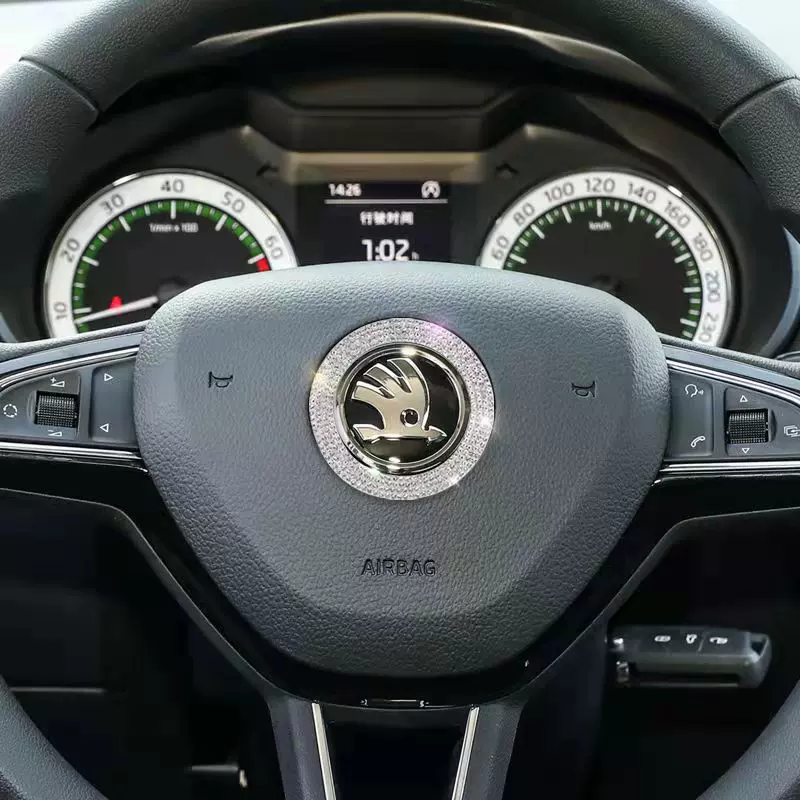 Kreatywne naklejki na kierownicę z diamentami