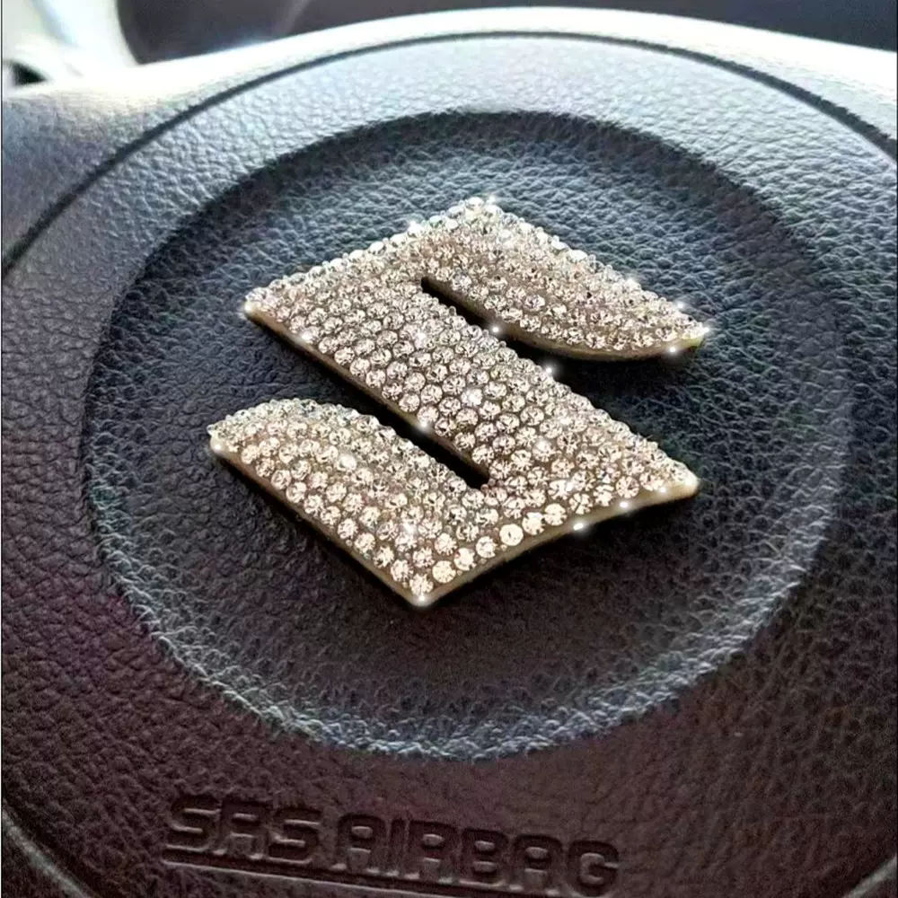 Kreatywne naklejki na kierownicę z diamentami